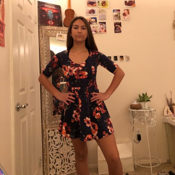Hollister flower dress - Picture 3 of 3